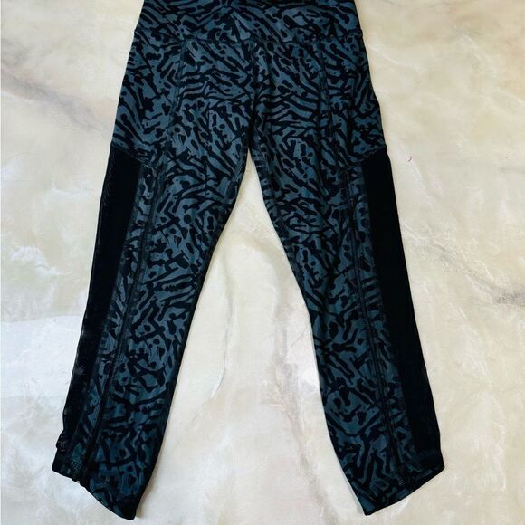 Lululemon Hot to Street Crop Biggie Brushed Animal Coal Black Legging Size 4 EUC - Picture 2 of 11